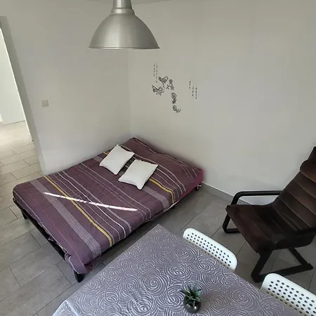 Holiday home La Maison Dans Le Jardin Viry-Chatillon
